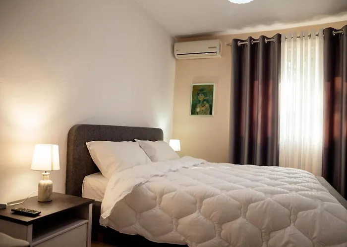 Xhelo's 3* Tirana